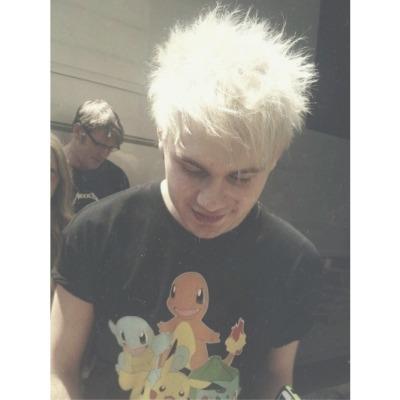 Follow @5sostxtposts and tweet her your sunshine for a follow back!