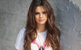 Fã de 2 pessoas como Louis Da banda one direction e selena gomez e uma diva na vida real como a minha prima me chama