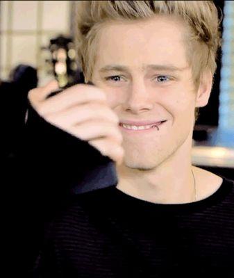 fivexsaucex's profile picture. I like these bands named 5sos and one direction • 0/4 & 0/5 lol