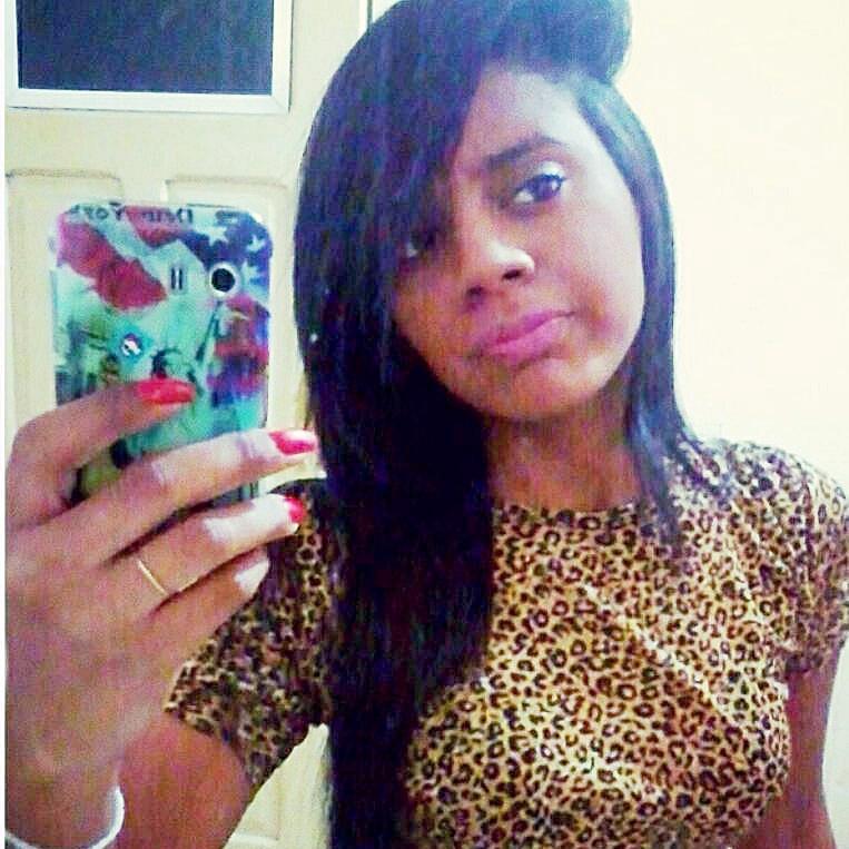 Sou umα pequenα pessoα, com sonhos de umα grαnde meninα !
Vivendo num mundo surreαl e estressαnte
tentαndo αpenαs ser feliiz ! 8)~