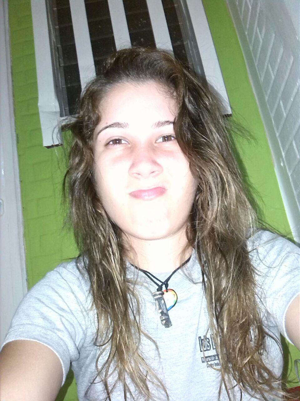 Muy FELIZ de La VIDA.. Apesar de tener sus SUBIDAS Y BAJADAS.. Siempre sonriendoo.. Yami,Michelita,Katy las adoro Inmenso y EXTRAÑOO tantoooooooooo :(((..