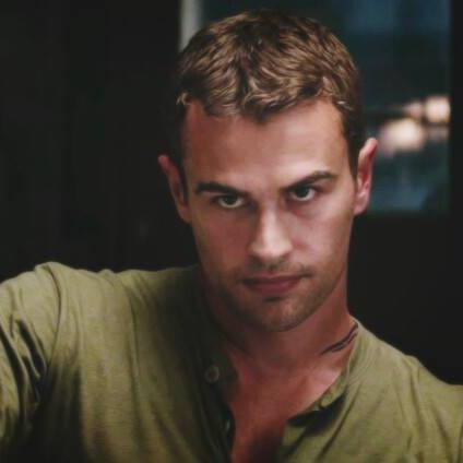 Cuatro. Tobias Eaton solía ser un
 nombre que me avergonzaba, ahora es un nombre poderoso. Dañado Genéticamente. Tris.