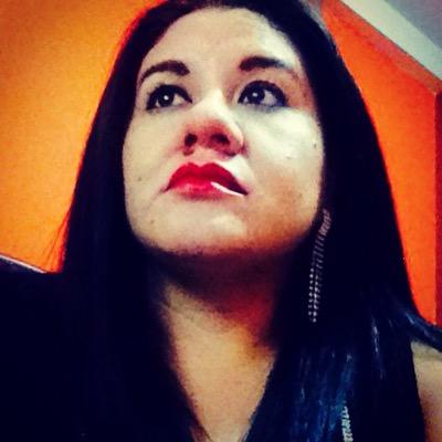 Con defectos y virtudes, a ratos obsesiva y poco paciente, amiga incondicional, sincera al extremo, agradecida con Dios-Emelecista de ♥