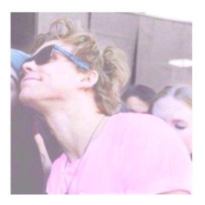 it'd be wonderful if you followed cafeslouis, even if you dont you still have this free follow,!!