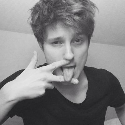 Bloger, filantrop, playboy, milioner. Autor bloga http://t.co/28FLuuDsCL.