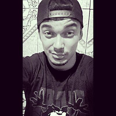 Punk Rocker, Skatista, Baterista. Quem quisere conhecer que se foda se! Kkkkkkk segue ai que é só zoeira!
