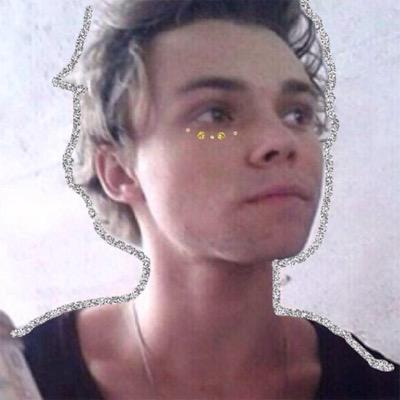 We love our fans like family | 5 seconds of summer | Parody man of 1000 drumming faces | our LIVE album! http://t.co/fRDyfE8KAQ