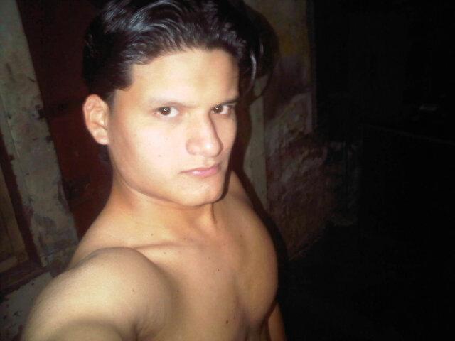 Barcelonista, soltero, técnico electrónico, realista, sencillo, católico, reggaetonero y salsero.