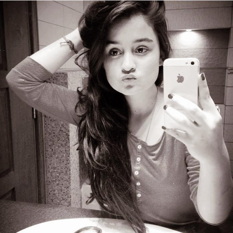 Loves blogging, fashion, photography, Hogwarts, sharks & high heels