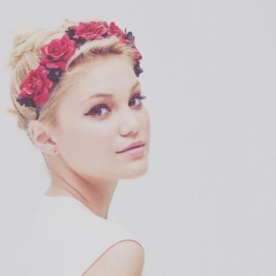 she is my life,she is my idol,i am a olivian :she is olivia holt