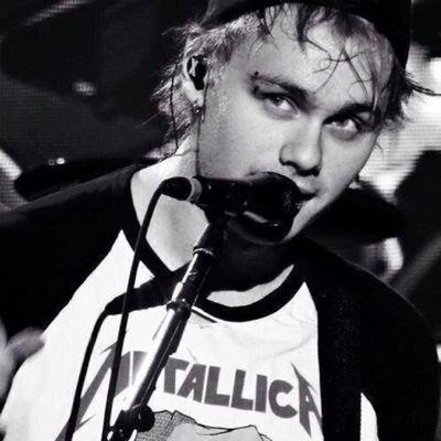 help me get a michael follow !!! rt https://t.co/B1EVYqibkK and follow @pwetnilarry