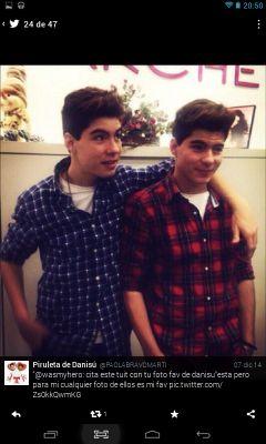 Fan de GEMELIERS.Cantante de pop, haciendo pinitos en esto de la moda,integrante de duo musical Doble A. Mi pasion... Poder dedicarme a los escenarios.