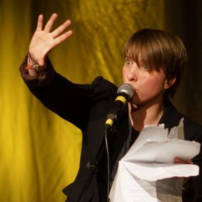 Slam-Poetin. Schriftstellerin. Fröhlicher Mensch.