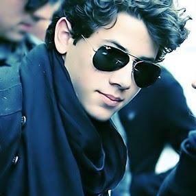 badrbadr152's profile picture. نامه من بۆ تۆ وه ک فه رز وایه بێ هیچ مه به ستێک ته نها وه فایه، که نامه ی من بۆ تۆ هات چاوه ریی جواب نیم، سه ربه رزیت بۆ من هه موو دونیایه…