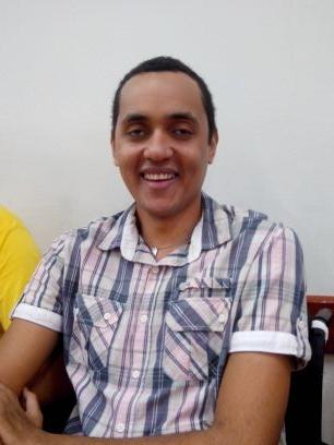 Amo minha família, meus amigos e meus cachorros. Vivo intensamente cada minuto da minha vida, pois sou um homem privilegiado!