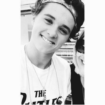 lalalalaaa. I sing, strum and write songs and stuff in @thevampsband. Shibby.