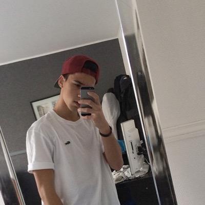 grapku's profile picture. un pour tous et tous pour moi.