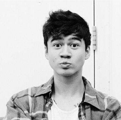 Olá somos um grupo 5sosfam no wpp se quiser entrar é só mandar nome e número na dm