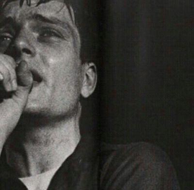 ALAFASI97's profile picture. قُل لي كيف هي أحوَلك ، هل ترقص ضحكاتك كما تتلوح آهاتي ؟