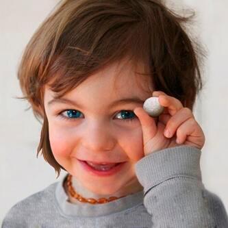 Hijo de @Brimi_enana y @EnanoBofur, y hermano mellizo de @Sirmi_enana. ¿Eso es una piedra? ¡MÍA! No sin mi gorro, ni mi hermanita #SpanishFakeESDLA