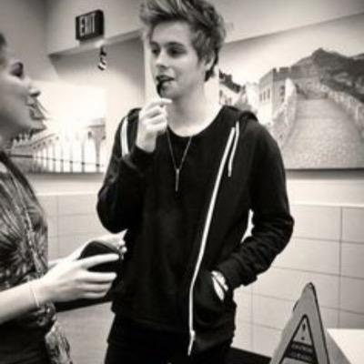 I just gave you a free follow so please follow @HemmingsxDream