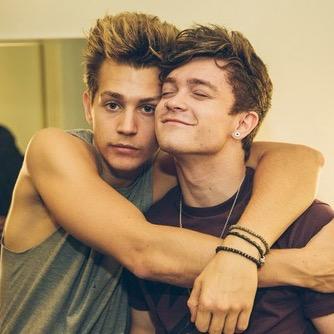 I give you free follow so follow @para_morena please please please. DON'T FOLLOW THIS ACC