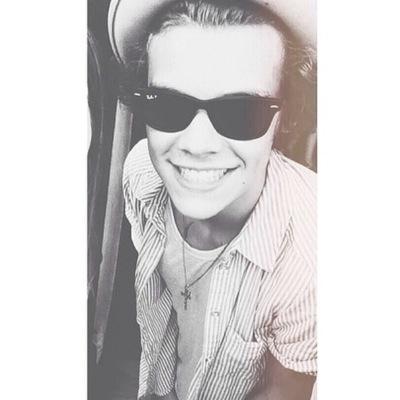 {I love people who can make me laugh, when I don't even want to smile} DIRECTIONER IS A PROMISE