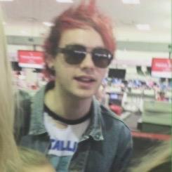 lonesometorture's profile picture. don't follow this account. follow @clfrdsxnvacaine bc she gave you this free follow