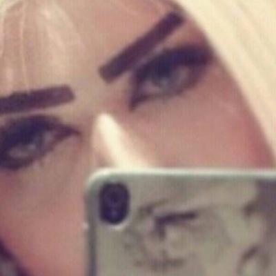 كلما نظرت الى عيناك تجددت بي الحياة فكأنها الامان و الاهل و الملجأ.