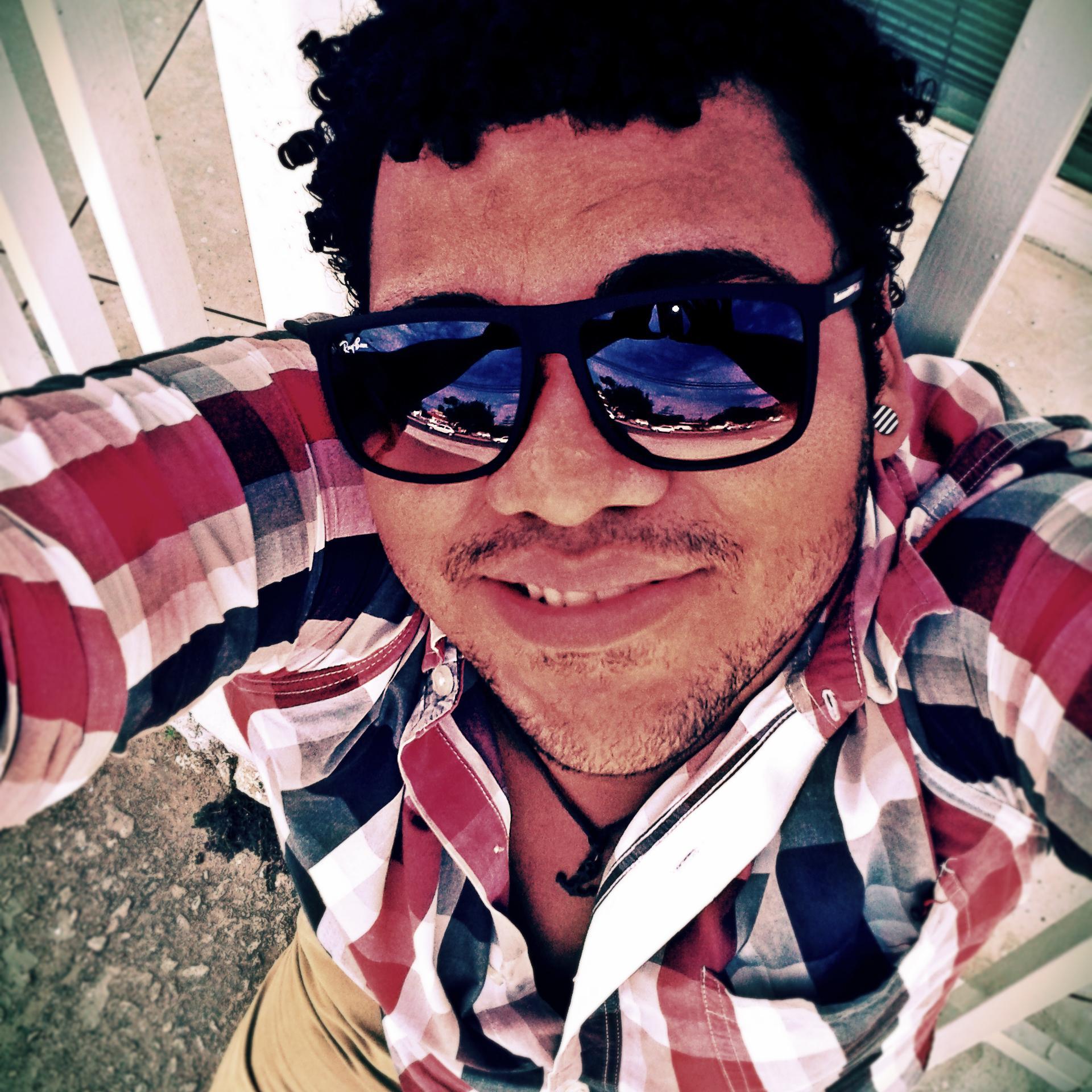 Cantor / Compositor / Cristão / 22 anos, ando de Long board / deixando a vida acontecer naturalmente !  Snapchat : alanmendonca