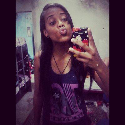 Ela dança, ela ri, ela quer
Curtir, quer beijar, quer amar,
Quer se divertir... 