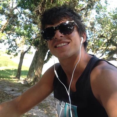 Colegas eu tenho 20, amigos eu tenho 6, que vejo sempre só 4 que posso contar só 3