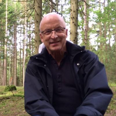 pensionär, advokat, far, morfar och mycket mer. Tidigare också polis, tingsnotarie och åklagare.