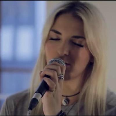 21 year old keyboardist in R5 i like sparkly and glitterly stuff i giggle alot and im also the sister to those Lynch Boys