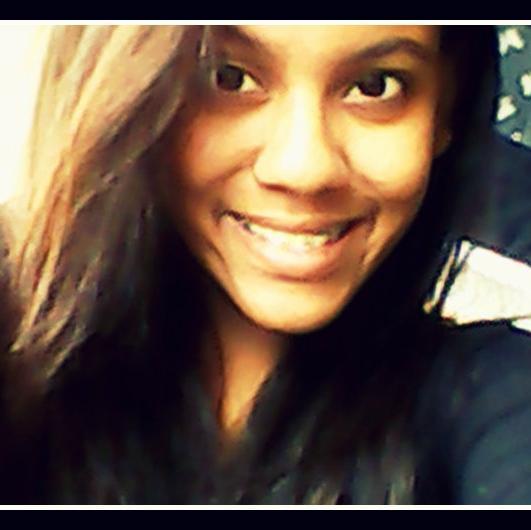 minha solidão conheceu a sua, se entenderam tão bem que deram as mãos, se foram, nos deixaram aqui,
juntos um do outro.