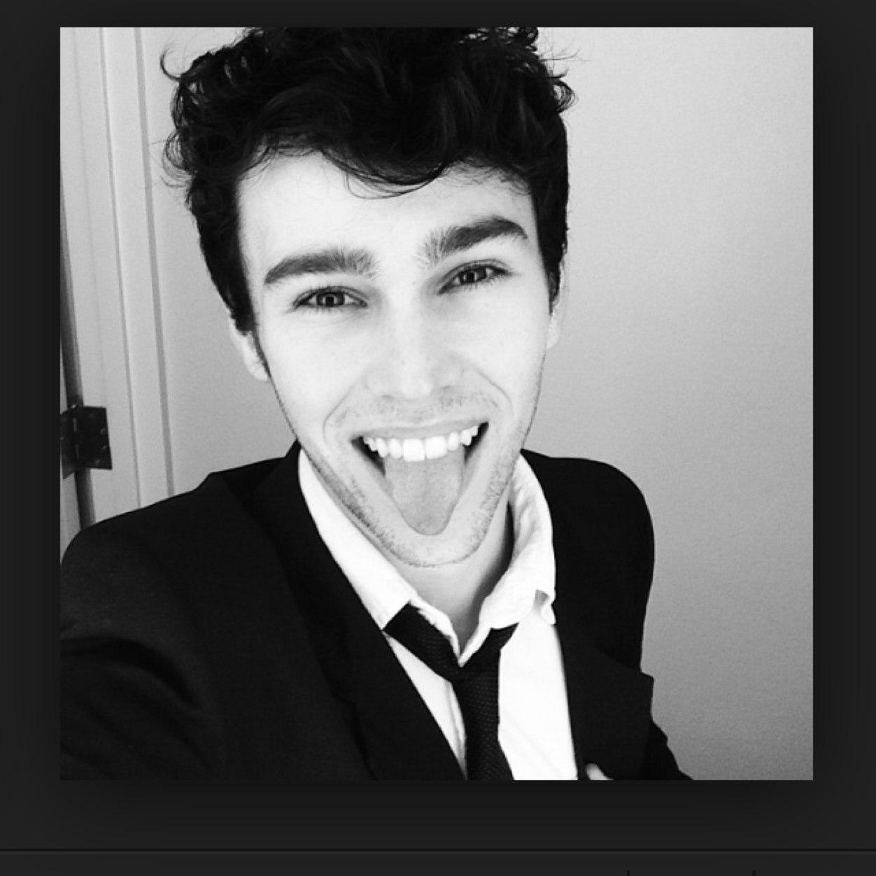 Max Schneider IS AMAAAAAAAZING!!!!!!!!!!!!!!