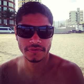 Paulista, São Paulino apaixonado, músico por hobbie, dono da E-Import Collection.