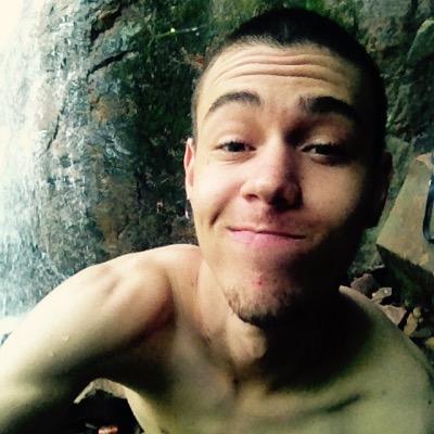 Jimmy  // 17 years // Tattuador // Solteiro //     snapchat: putsitalo // insta: putsitalo