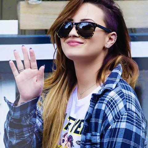 Lovatic,belieber,smile,parawhore,directioner.