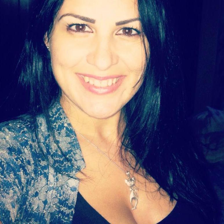 Sou pessoa d dentro pra fora.Minha beleza está na minha essência e no meu caráter.Sou complexa,sou mistura,sou mulher cm cara d menina.E vice-versa.