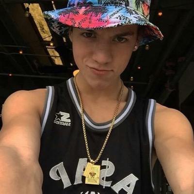 why did i have to fall in love with a famous kid