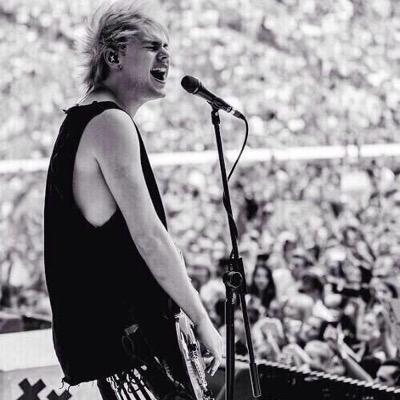 |17|Music is life♫♪|★professional fangirl★|muke a'f♡|