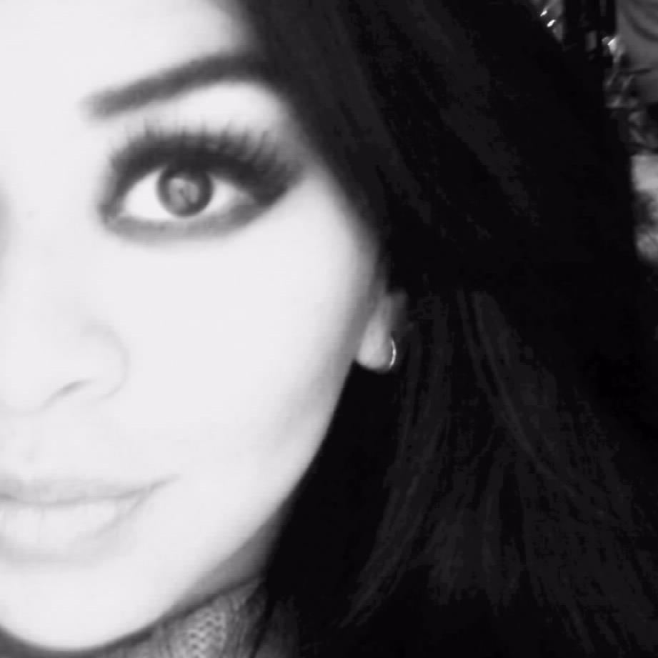Soy una preciosa mujer que se ama, se valora y no se deja manipular. Soy una preciosa mujer no por mi cuerpo ni por mis bellos tacones.