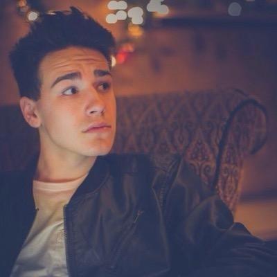 follow @SEBxxWHITESIDES ????? she follows back ! her last acc got hacked with a jacob follow :/