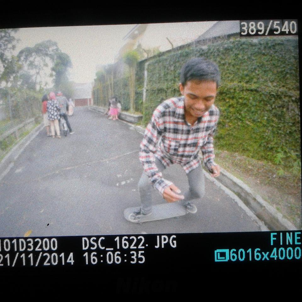 aprdifjrk's profile picture. I hate the trends and think it's fucked to care