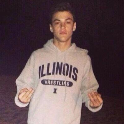 Matt, 20 ans , dominant. Frère jumeau d'aiden. Stassie..