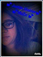 The relationship between Justin and his Beliebers is like the eyes and the hand. If the eye cries the hand wipes the tears ..... ♥♥