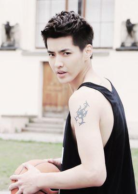 Si no respondo, estoy en el instagram de Yifan bloqueándolo por exceso de sensualidad.