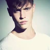 Ivánov. Mago ruso. Sangre pura. ex-Golpeador de Slytherin. ¿Ambicioso? Puede que un poco. 18 años.
