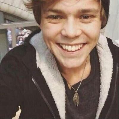 Ordinary fan trying to steal a 1/4 @5SOS
▪I follow back. ▪❌Not Following Back = Unfollow❌
